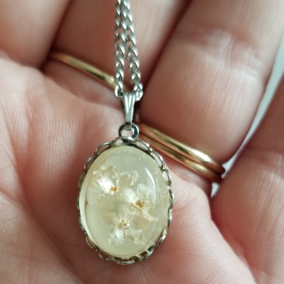 Vintage dried flowers necklace in resin preserved pale yellow cottagecore silver - Picture 8 of 14